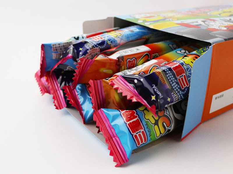 うまい棒えびマヨネ―ス味の化粧箱を開けた写真