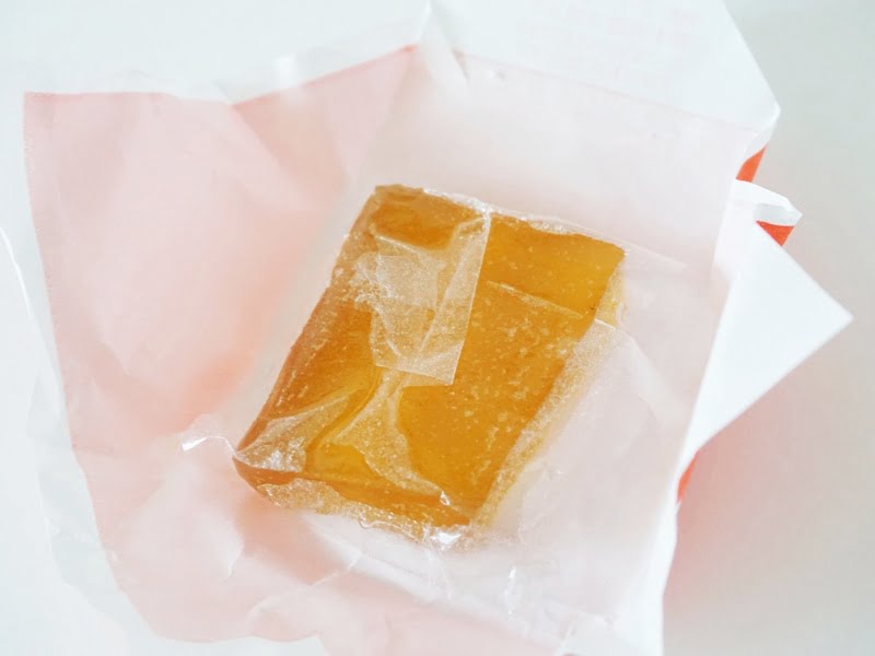 五郎兵衛飴本舗 五郎兵衛飴包み紙を開けたところ