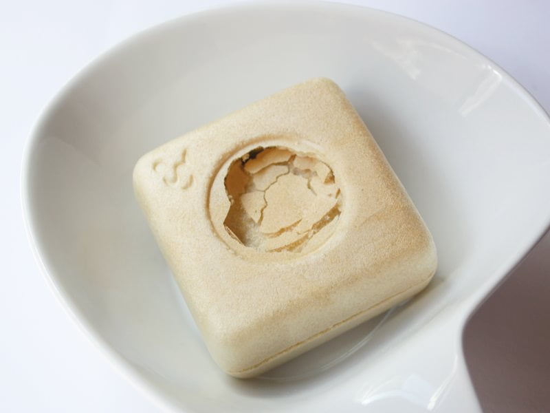 みそ五色汁ふに穴を開けている写真