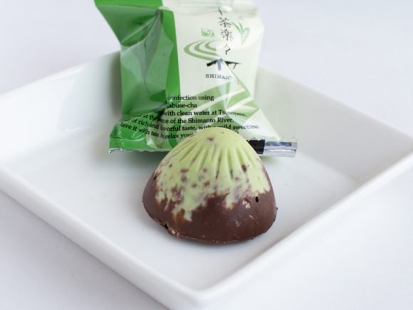 四万十茶楽々一番茶チョコクランチ　中身の写真