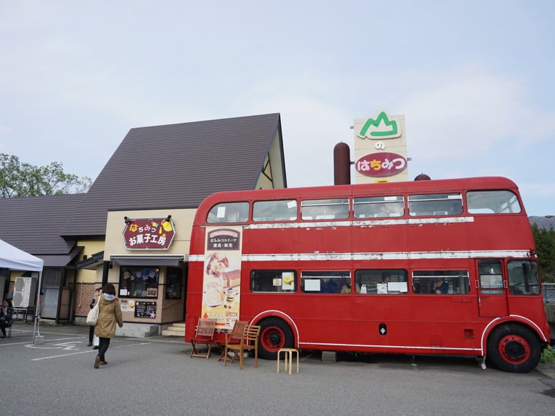 田沢湖山のはちみつ屋さん赤いバス