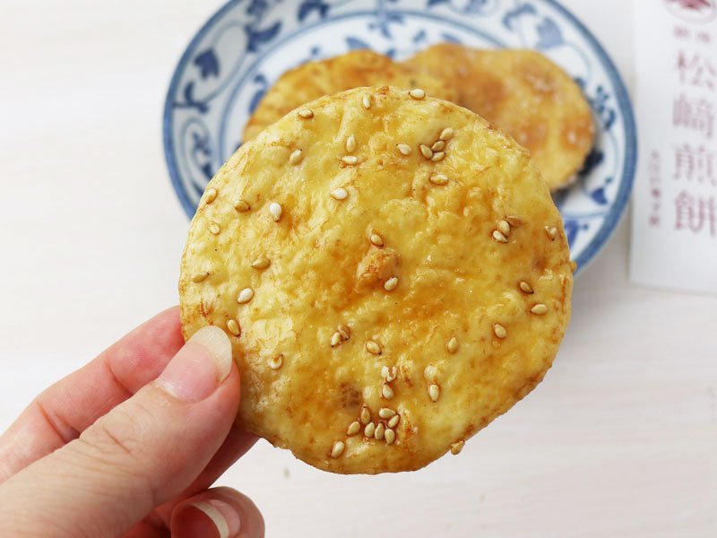 銀座松崎煎餅江戸草加あばれ白胡麻を手に取った写真