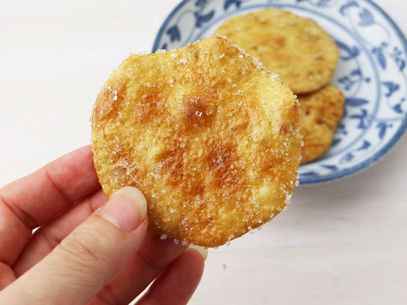 座松崎煎餅江戸草加あばれざらめを手に取った写真