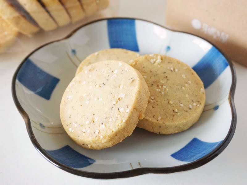 芽吹き屋 穀クッキー(きび・ヘーゼルナッツ)中身