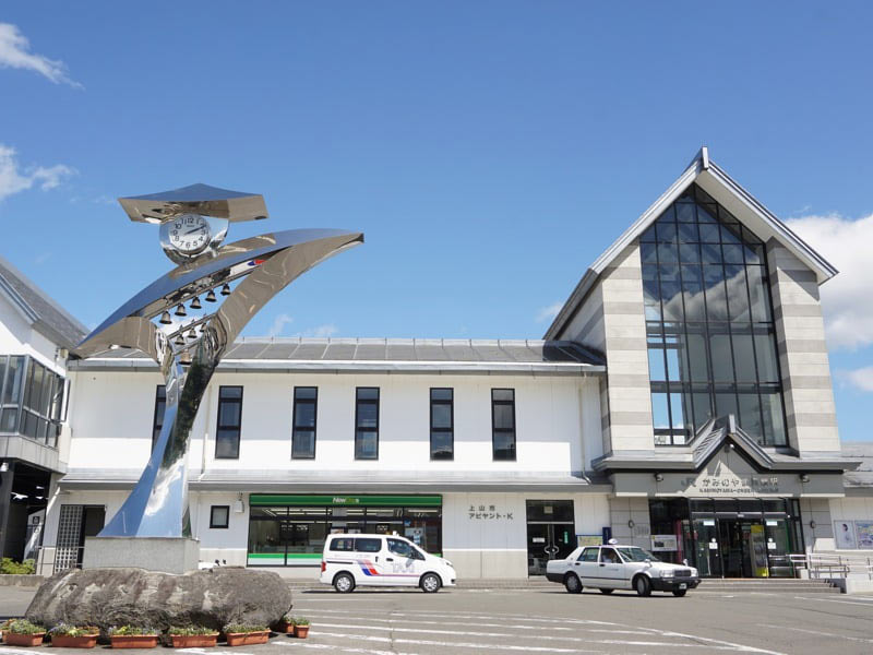かみのやま温泉駅外観