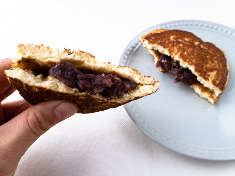 亀十のどら焼きを手にとるところ