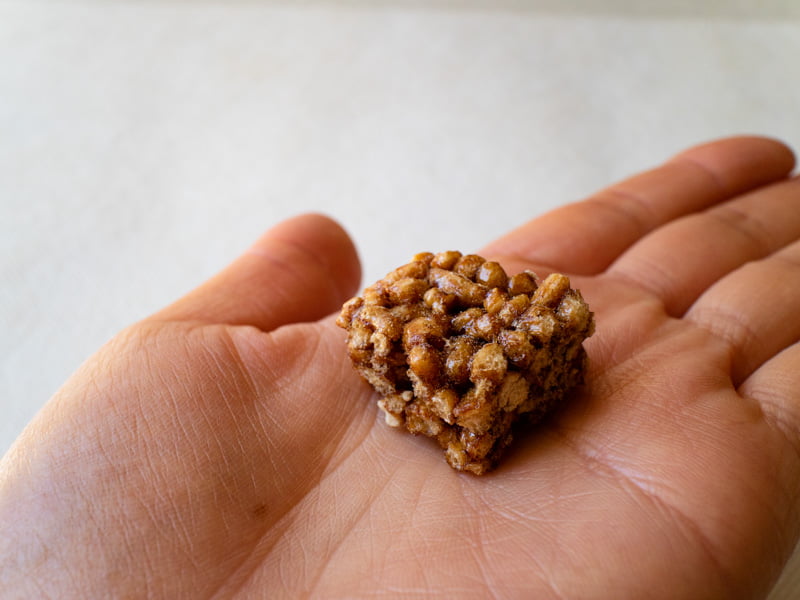 常盤堂雷おこし上磯部4種ミックスを手に乗せる