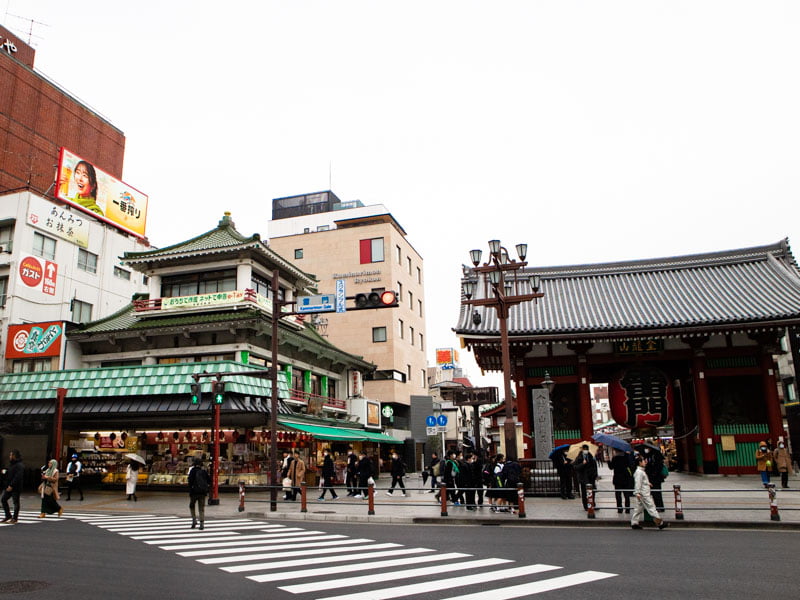雷門隣の常盤堂雷おこし本舗