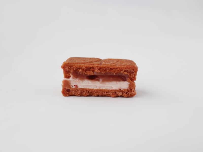 プレスバターサンド あまおう苺中身半分