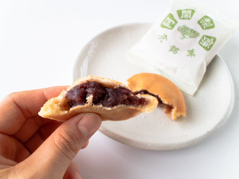阿闍梨餅を手に取ったところ