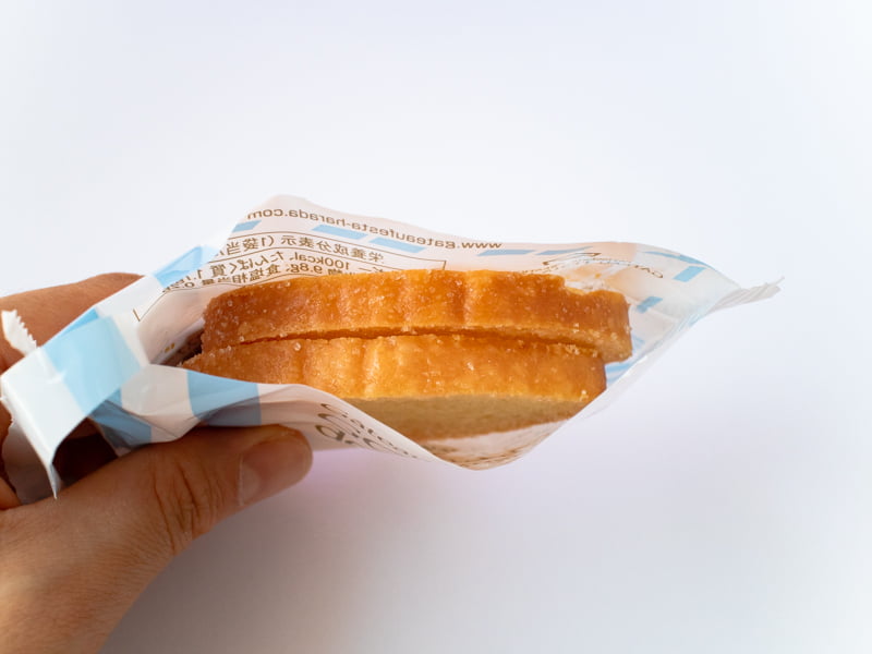 グーテ・デ・ロワ フロマージュの個包装を開けたところ