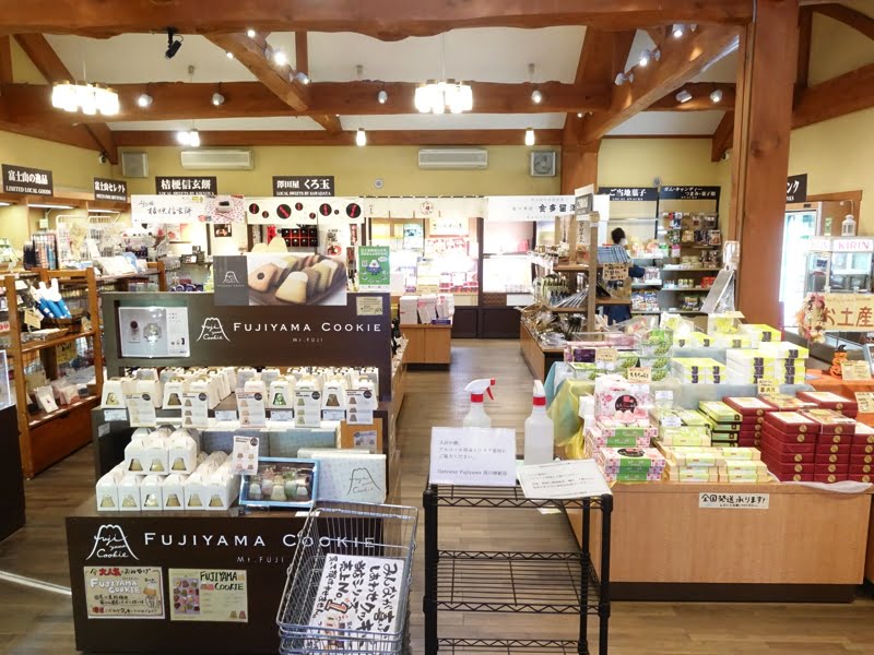 河口湖駅のお土産屋さん