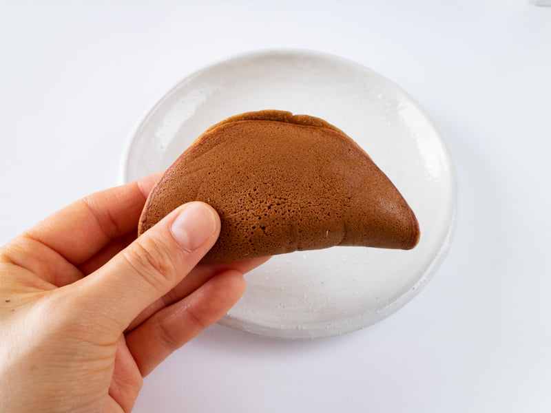 黒船どらやきを持つところ