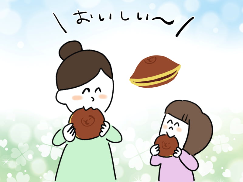 どら焼きを美味しそうに食べる親子