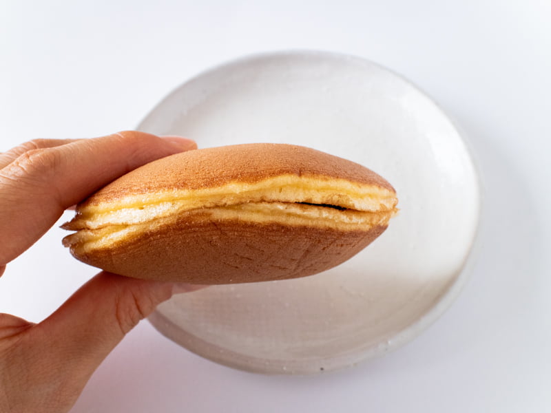 すずめやどら焼きを持つところ