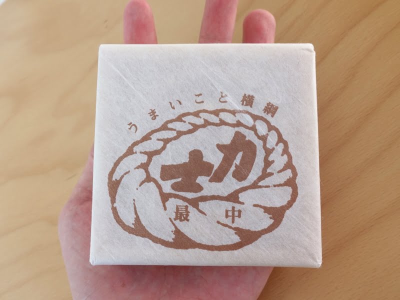 喜八洲総本舗の力士最中を手にとってみた