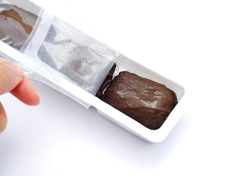 あさ川 水戸の梅 透明フィルムをはがすところ