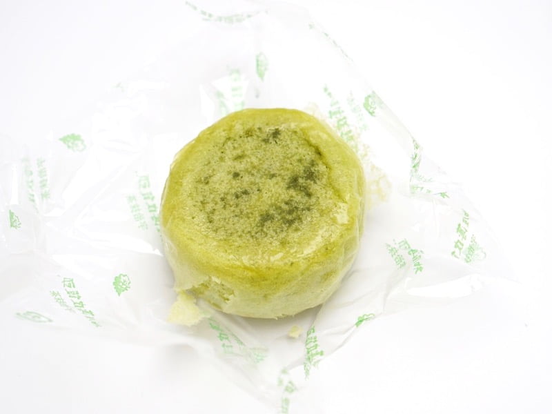 柏屋 薄皮饅頭宇治抹茶 透明フィルムをはがしたところ