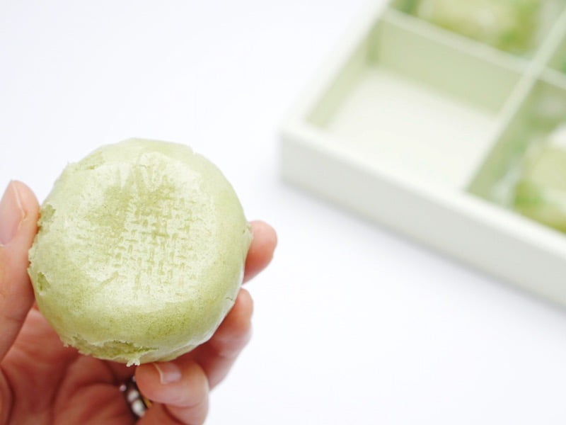 柏屋 薄皮饅頭宇治抹茶 手で持ったところ