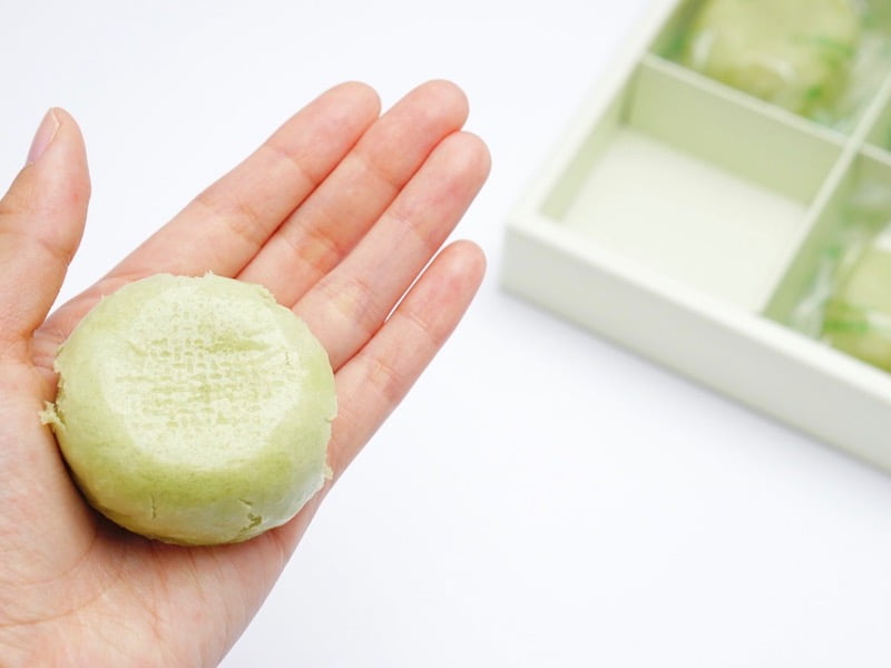 柏屋 薄皮饅頭宇治抹茶 手のひらに乗せたところ