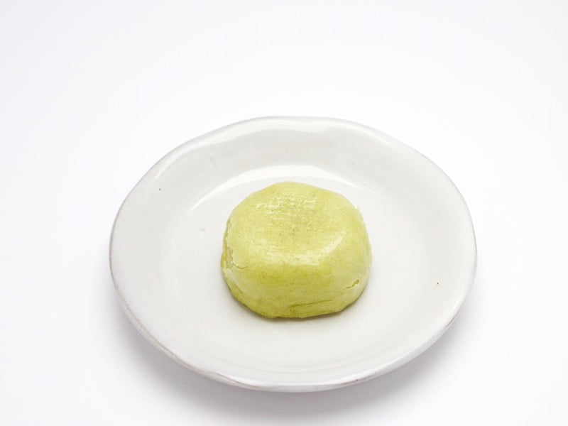柏屋 薄皮饅頭宇治抹茶 お皿に出したところ