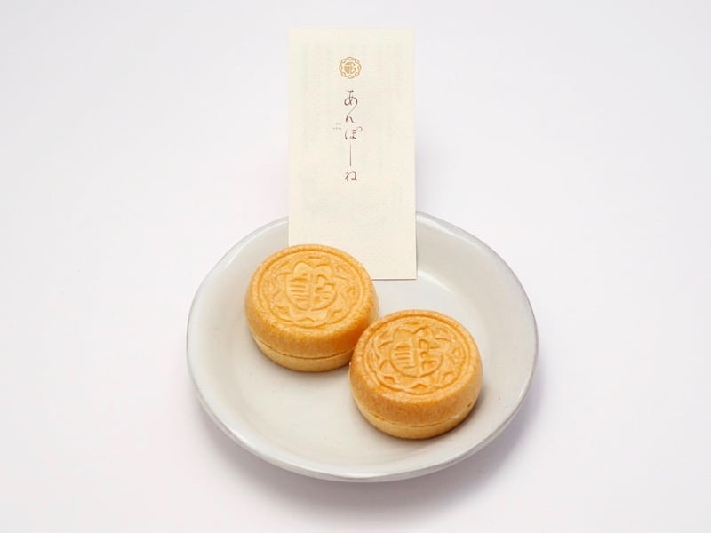 京都祇園あのん　プレミアムあんぽーね(生キャラメル餡)  お皿に乗せたところ