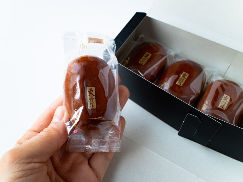 湖月堂 栗饅頭を持つところ