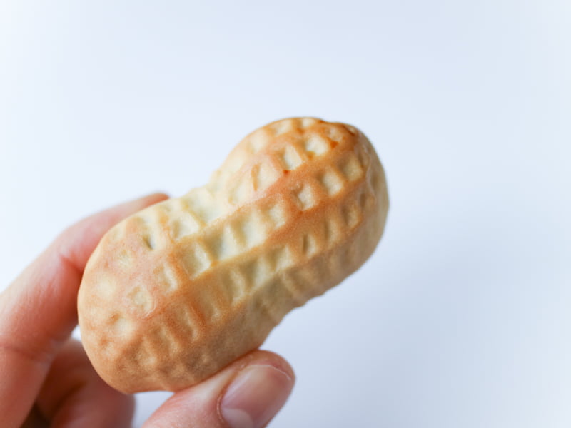なごみの米屋ぴーなっつ饅頭を持つところ