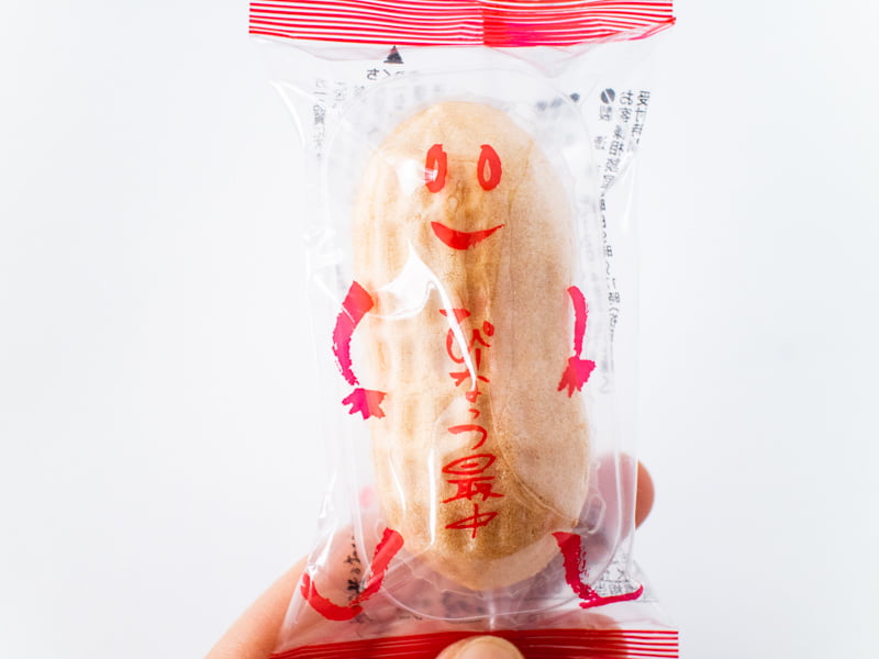 なごみの米屋ぴーなっつ最中を持ったところ