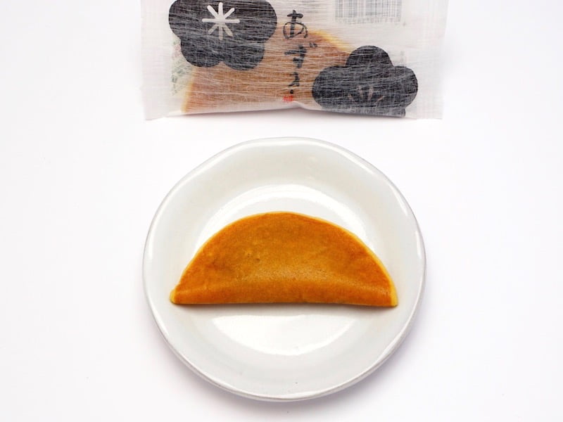 笹屋伊織　あずき餅　お皿に乗せたところ