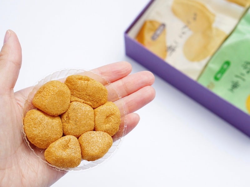 笹屋伊織 きなこ餅 手に乗せたところ