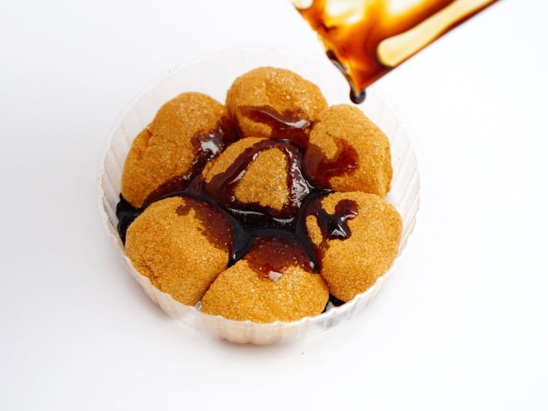 笹屋伊織 きなこ餅 黒蜜をかけているところ