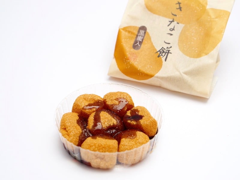 笹屋伊織 きなこ餅 黒蜜をかけ終わったところ