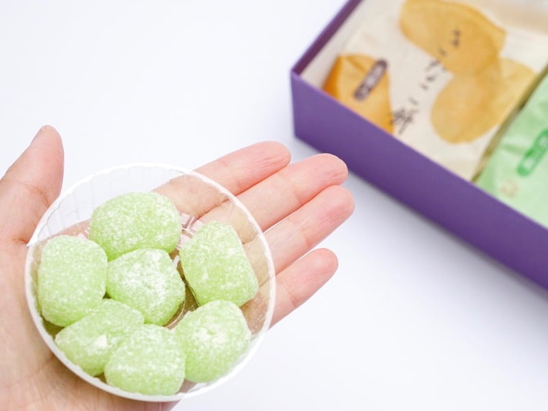 笹屋伊織　柚子羽二重　手に乗せた様子