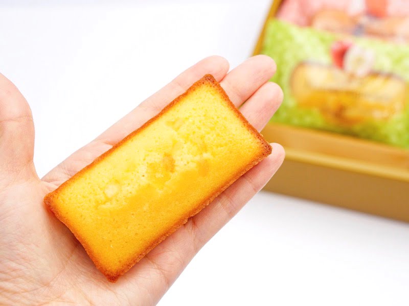 銀座千疋屋　銀座フルーツフィナンシェ　手に出したところ