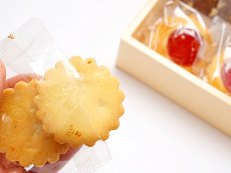 銀座ウエスト　ドライケーキ　個包装から出したところ