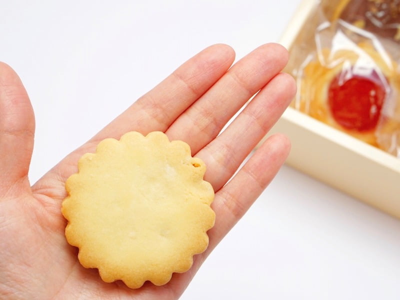銀座ウエスト　ドライケーキ　手に乗せたところ