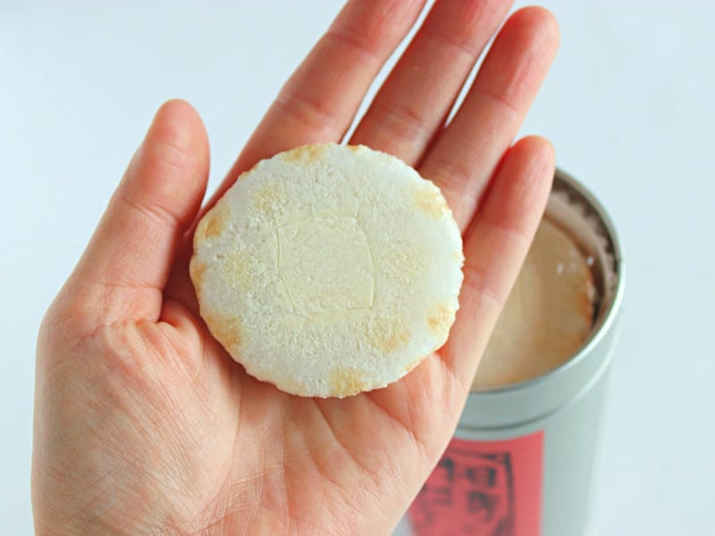 亀屋良長　御池煎餅　手に持ったサイズ感