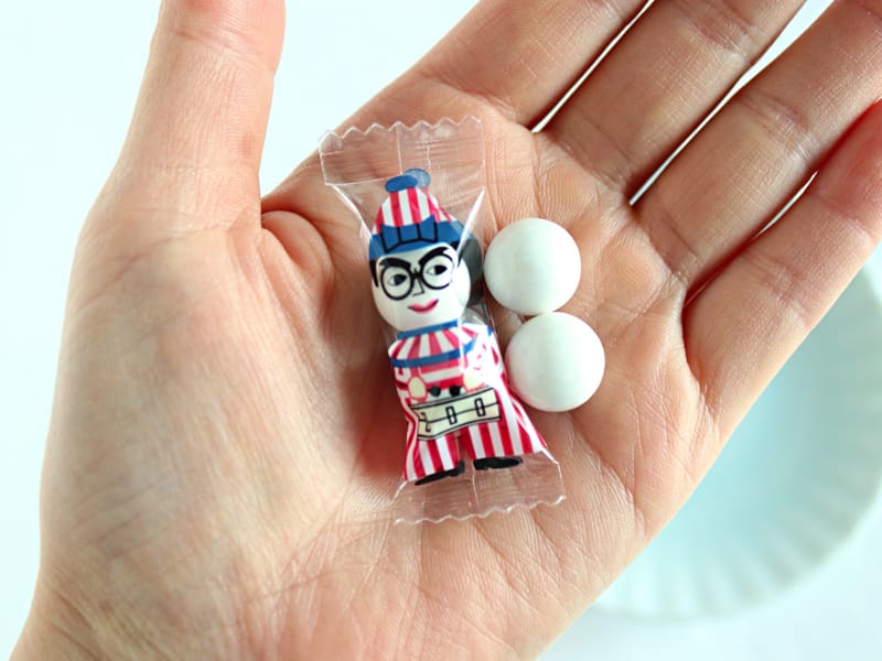 くいだおれ太郎のボールチョコ　手に乗せる