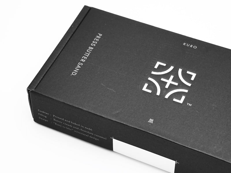 プレスバターサンド黒　外装　ロゴのアップ