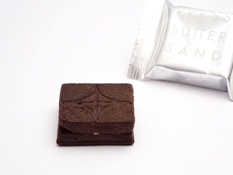 プレスバターサンド黒　クッキーの厚み