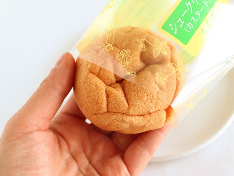 六花亭シュークリーム　手にのせた
