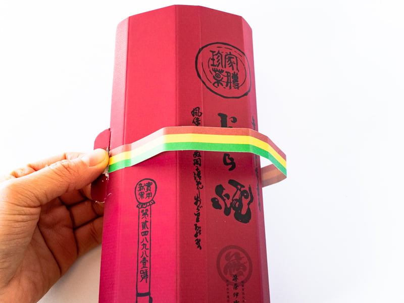 笹屋伊織どら焼の箱を開けるところ