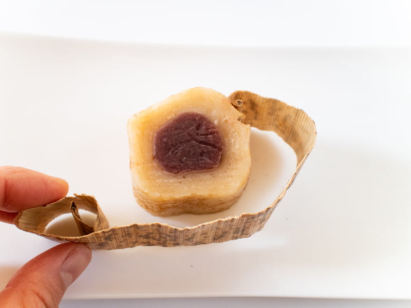 笹屋伊織どら焼の竹皮を取るところ