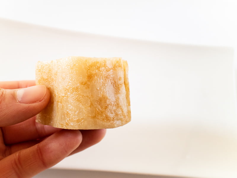 笹屋伊織どら焼を手に持つところ