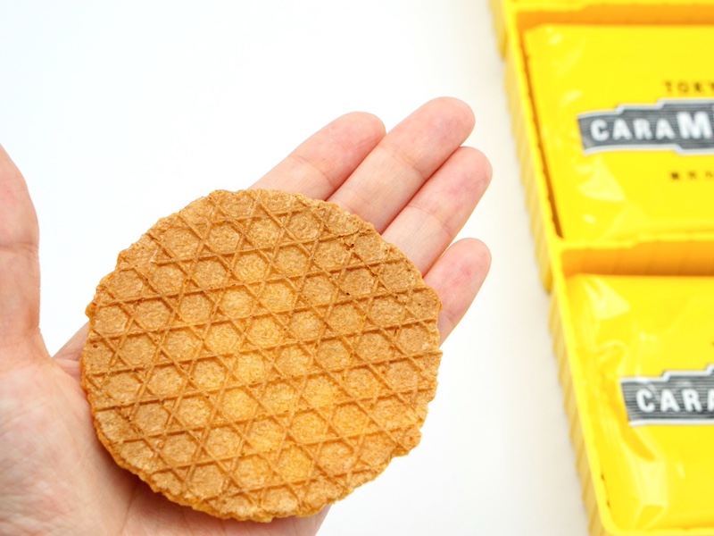 東京カラメリゼ 手にのせたところ