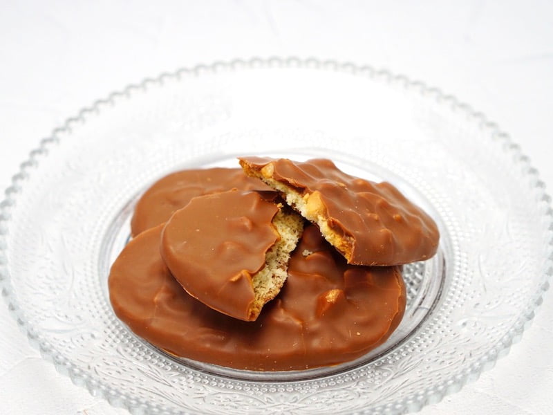 ヴィタメール マカダミア・ショコラ(ミルク) サブレを割ったところ