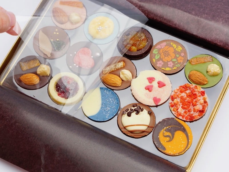 ベルアメール　ミニマンディアン　透明なフィルムをはがすところ