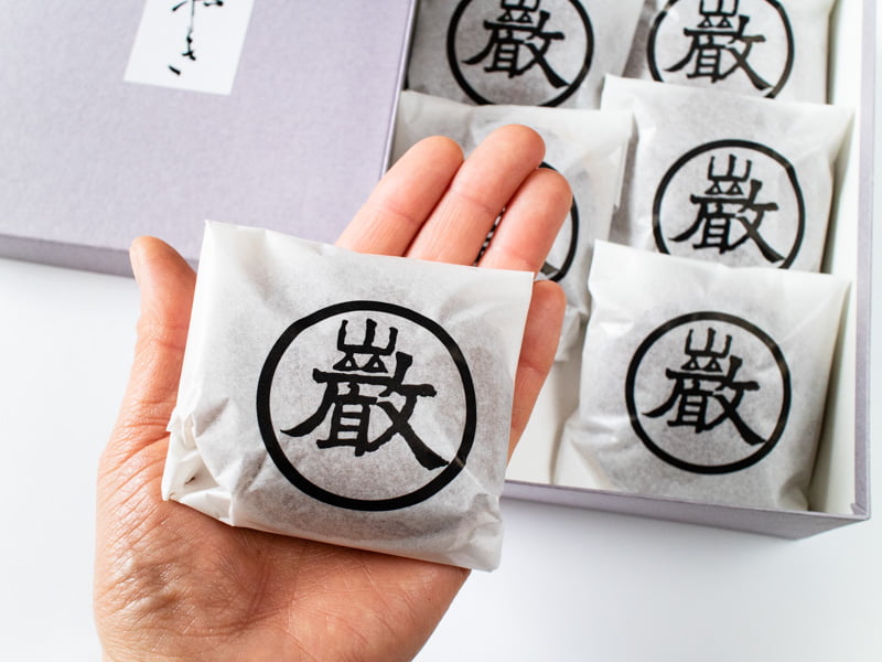 巌邑堂・どらやきを手に乗せたところ