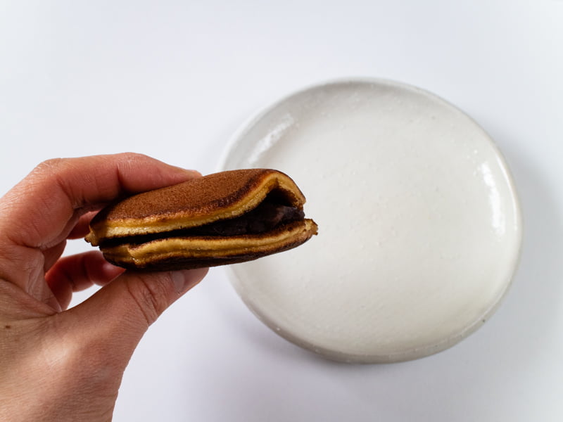 巌邑堂・どらやきを持つところ